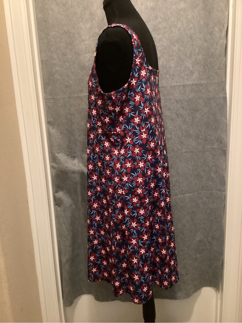 C50. Sleeveless Columbia PFG Floral Midi Dress in Navy with Red & Blue Blooms - Picture 4 of 7